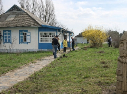 Велике прибирання у Пирогові: музей просто неба кличе киян на спільну толоку