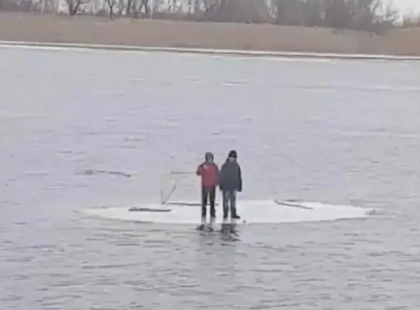 Двоє дітей опинилися на крижині посеред водойми: рятувальники діяли швидко