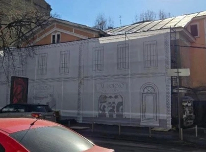 Історичний будинок на Ярославовому Валу сховали за брезентовим фасадом