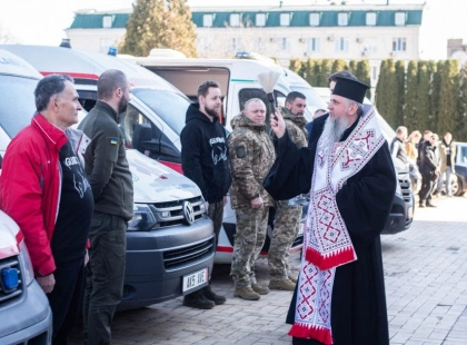 Михайлівський монастир у Києві отримав 24 авто для медевакуації на фронт