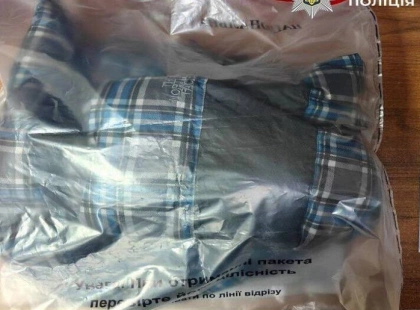 У Києві біля метро затримали грабіжника, що побив перехожого та забрав сумку
