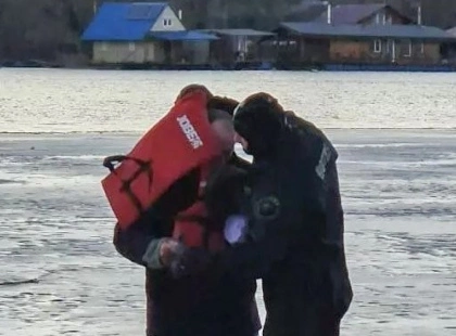 У Дарницькому районі Києва патрульні витягли з крижаної води двох рибалок
