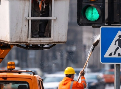 У Києві розпочали весняну профілактику світлофорів і дорожніх знаків