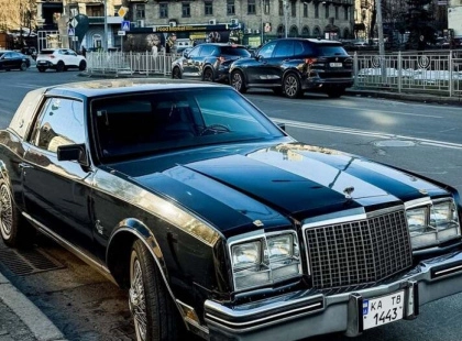 Рідкісний гість на дорогах столиці: у Києві помітили дизельний Buick Riviera