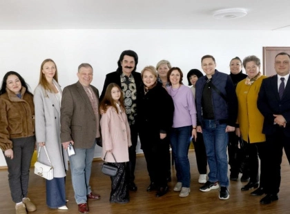 Тепла зустріч для переселенців у Києві: Павло Зібров заспівав і поспілкувався з гостями