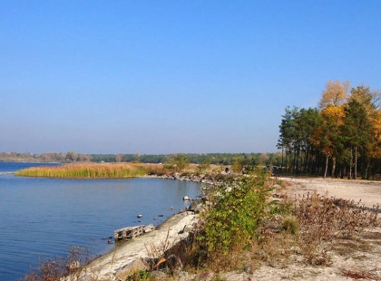 Фейкові таблички «Заміновано» та паркани перекривають доступ до Київського водосховища