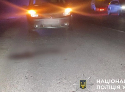 Сидів просто на дорозі: на Київщині легковик збив чоловіка