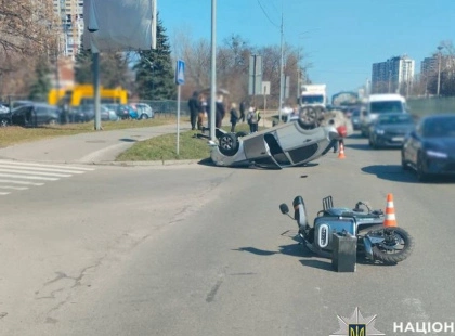 У Києві п’яний водій Chevrolet збив скутериста: юнак із переломами обох ніг