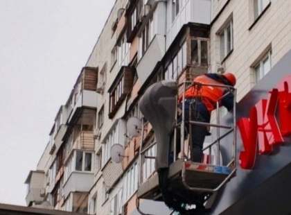 У Києві масово прибиратимуть незаконну рекламу: куди цього тижня прийдуть демонтажники
