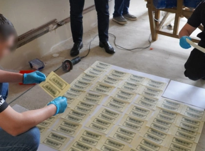 Фальшиві долари під Києвом: як працювала підпільна “друкарня” і чим це загрожує місту