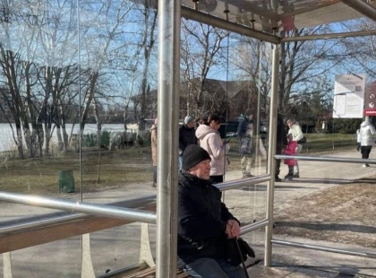 У Києві весняне прибирання: комунальники ремонтують і миють зупинки транспорту