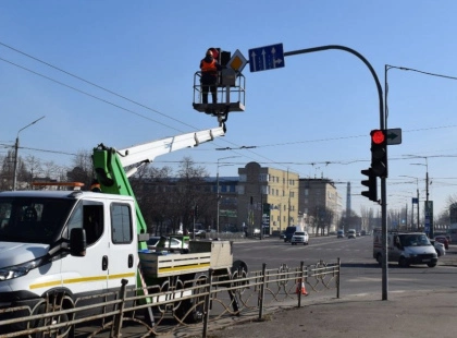 У Києві миють світлофори та дорожні знаки після зими: що зміниться для водіїв