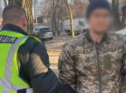 У київському метро «заєць» напав на поліцейського та сховався у військовій формі батька