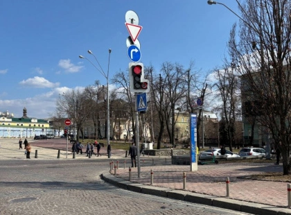 На Михайлівській площі з’явився перший у Києві світлофор із червоним колом заборони