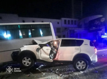 ДТП на Берестейському проспекті: легковик врізався в маршрутку