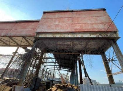 Кінець епохи: у Києві зносять останній цех мотозаводу