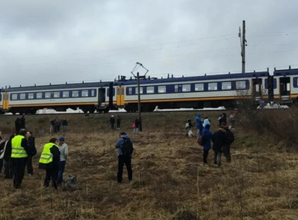 Потяг Київ - Славутич зупинили посеред поля: пасажирів евакуювали