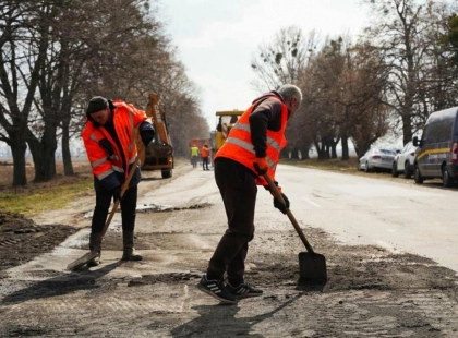 На Київщині стартував масовий ремонт доріг після зими: бюджет майже вдвічі більший