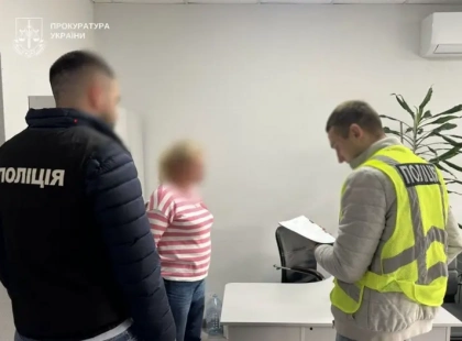 На Київщині посадовиця нажилася на закупівлі шкільних фарби та канцелярії: переплата понад 550 тис. грн