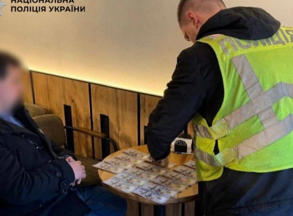 Стіл, повний доларів: киянин пропонував хабар за свідоцтво адвоката