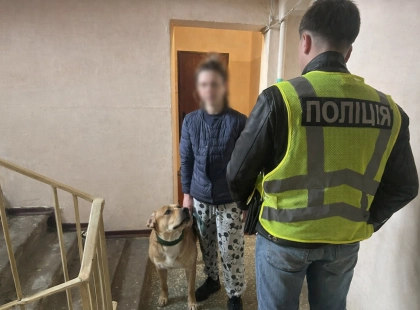 У Києві оштрафували жінку, яка «виховувала» лабрадора повідцем на Оболонській набережній