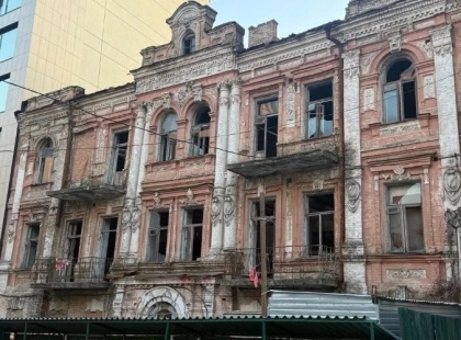 У центрі Києва руйнується історичний будинок