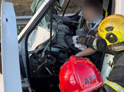 У Києві сталася жорстка ДТП із вантажівками: водія деблокували рятувальники