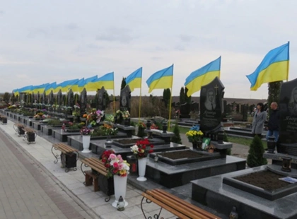 У Києві пояснили, як відбуваються почесні поховання на Національному меморіальному кладовищі
