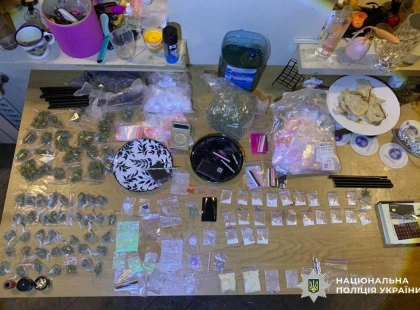 У Києві судитимуть іноземця за продаж наркотиків поштою: загрожує до 12 років