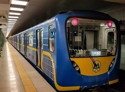 Небезпечні розваги у метро Києва: пасажири заради відео ламають обладнання та ризикують життям