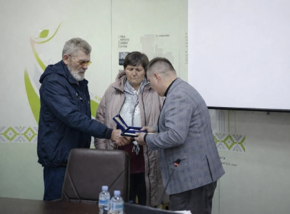 Посмертна шана Герою: у Славутичі батькам загиблого захисника вручили «Комбатантський хрест»