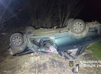 На Київщині ВАЗ вилетів у кювет і перекинувся: постраждали двоє людей