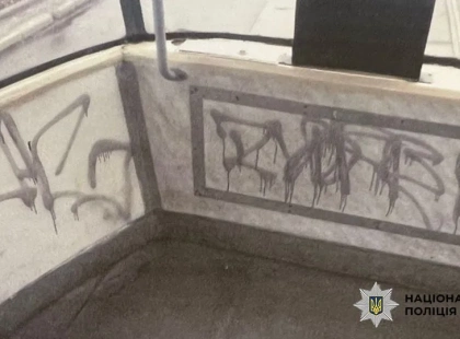 У Києві затримали чоловіка за хуліганство в трамваї: розбив вікно після зауваження