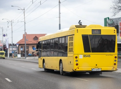 У Києві запустять додаткові маршрути до кладовищ: як зміниться транспорт на поминальні дні