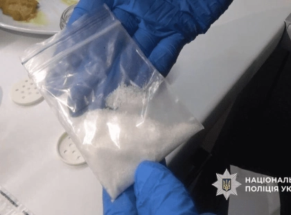 Кокаїн у годиннику: у Києві затримали жінку за збут наркотиків через доставку