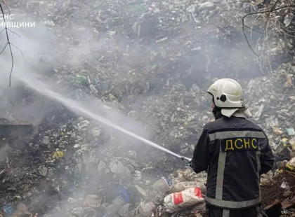 У Ржищеві горіло стихійне сміттєзвалище: рятувальники гасили пожежу дві години