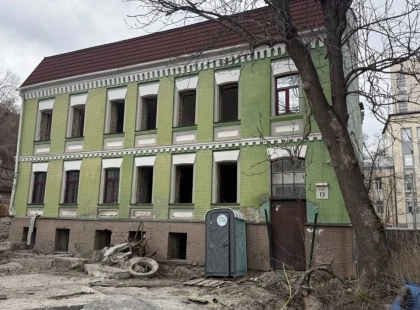 На Кирилівській продовжують руйнувати садибу Носача попри справу прокуратури