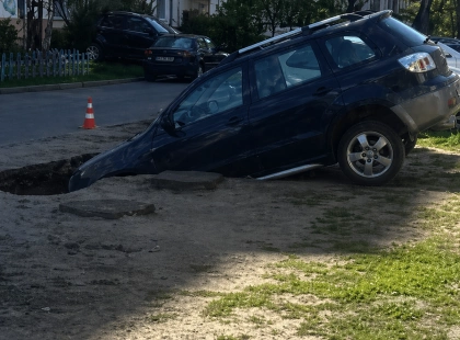 У Києві на Оболоні автівка провалилася під землю: що відомо