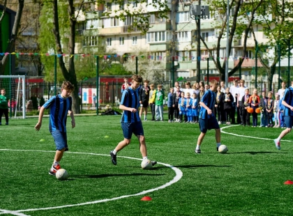 В Оболонському районі відкрили новий сучасний стадіон для школярів