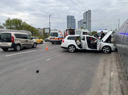 У Києві авто розвалилося на ходу і спричинило ДТП на проспекті Соборності: є постраждалі