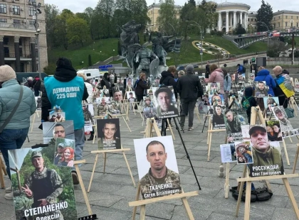 Фото, за якими чекають: на Майдані Незалежності розгорнули фотовиставку «Обличчя безвісти»