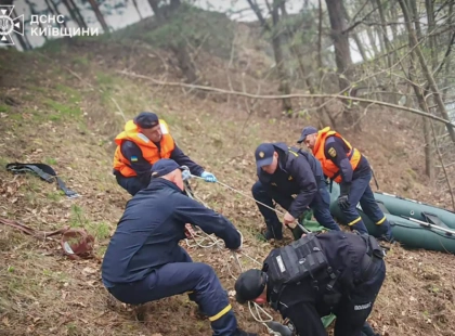 Трагедія на озері у Щербаках: рятувальники дістали з води тіло 19-річної дівчини, яку віднесло далеко від берега