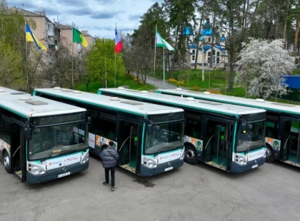 Франція передала Бучі сучасні автобуси: проїзд буде безкоштовним, а один із них стане мобільним «Пункт незламності»