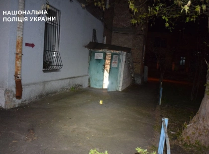 У Києві затримали 18-річного нападника, який побив жінку в підвалі будинку