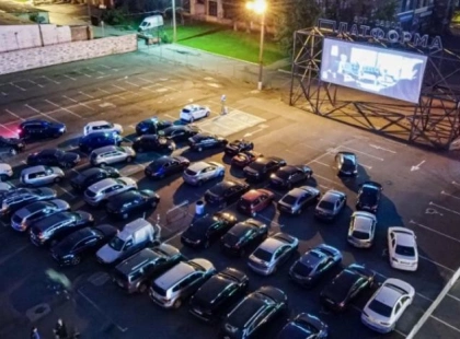 Вечірній Київ із кіно: на Оболоні відновлює роботу автокінотеатр просто неба