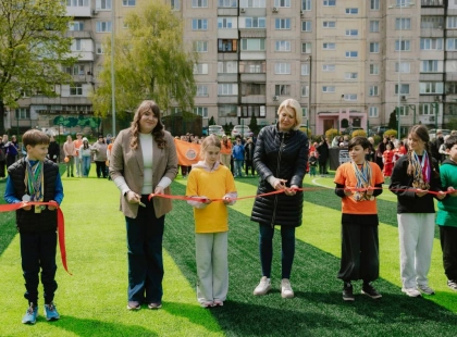 На Оболоні відкрили сучасне футбольне поле для учнів ліцею №14: як воно виглядає