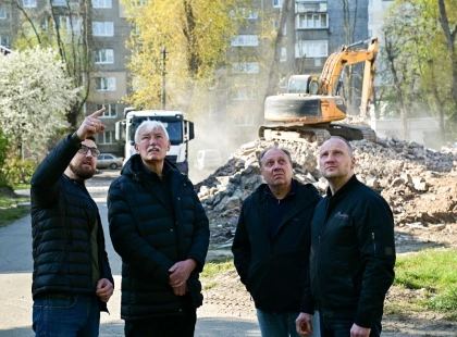 У Святошинському районі Києва відновлюють 300+ будинків після обстрілів: як тривають роботи