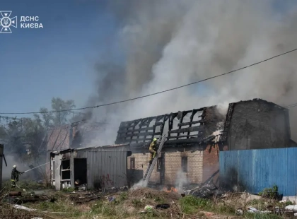 Масштабна пожежа на Куренівці: загоряння трави перекинулося на будівлю