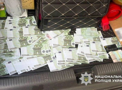 Схема виїзду за кордон за гроші: у Києві викрили організатора нелегального переправлення