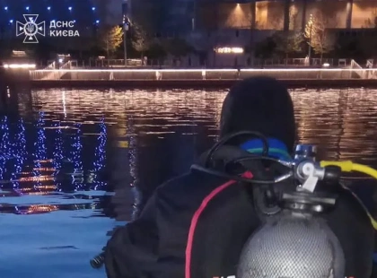 У Києві на Дніпровській набережній водолази дістали тіло чоловіка з річки